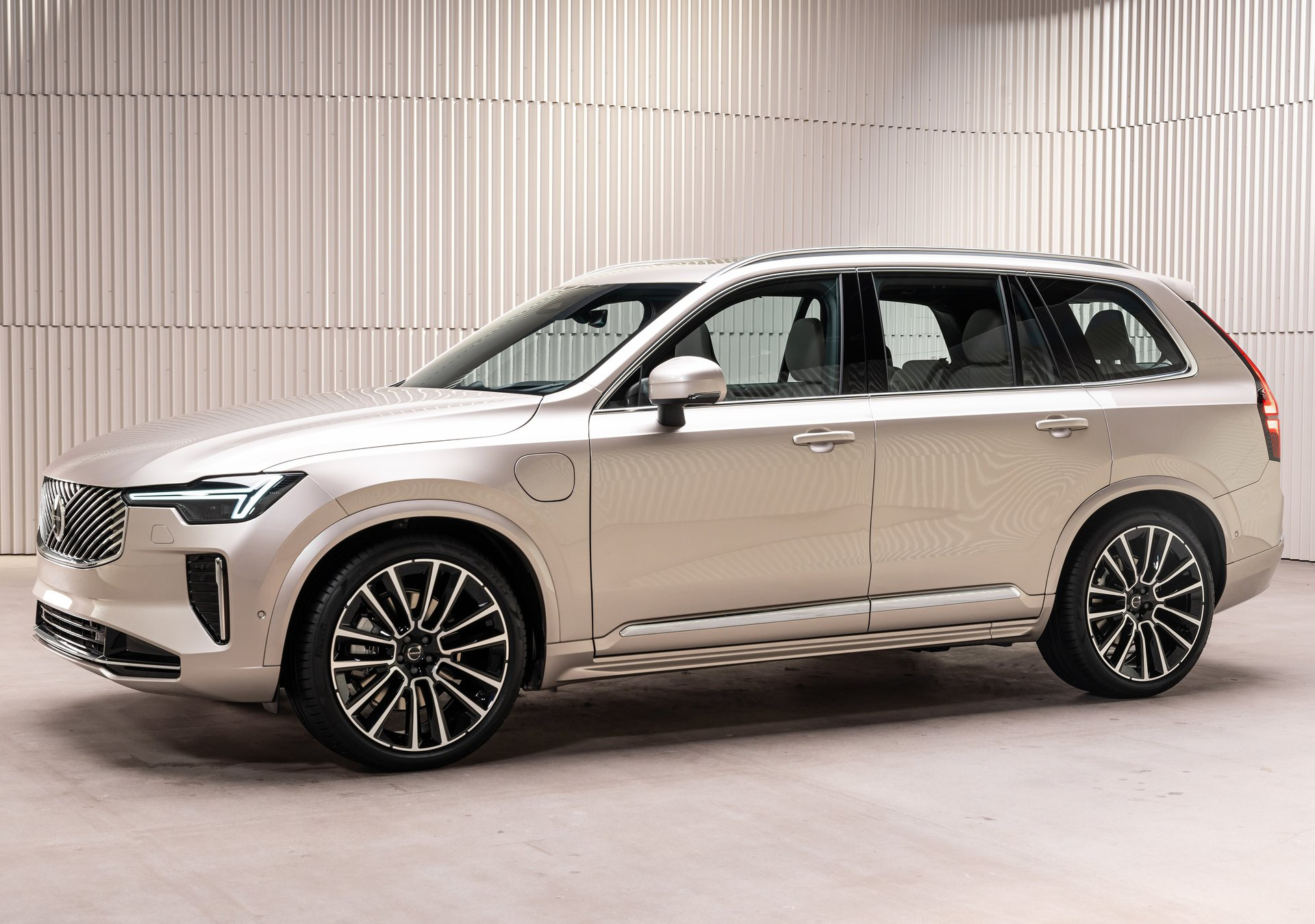 /media/55qdz3di/volvo-xc90-2025-hd-c79c29731c6cbf92a86e6761437850c32c8c4fe3c.png?width=737&height=545&v=1dd3afe5e8f3290