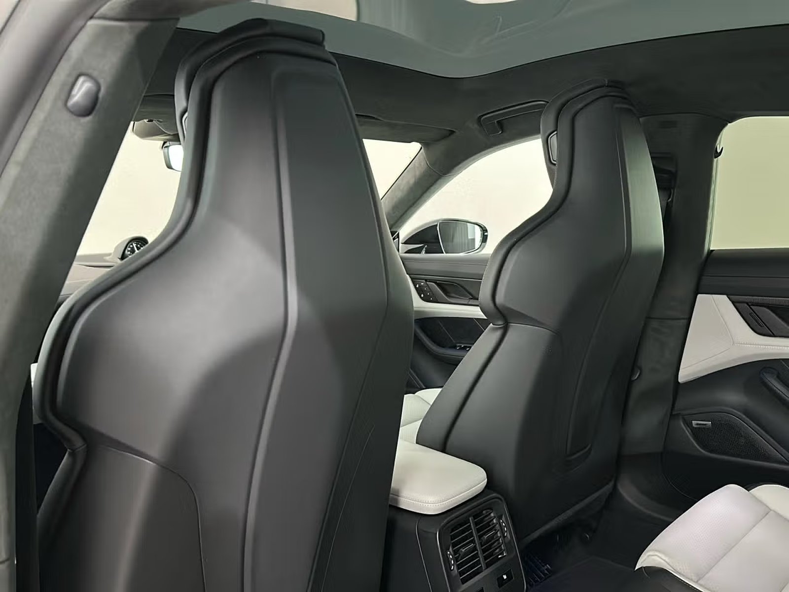 /media/c0of5j45/porsche_taycan_7.jpg?width=737&height=545&v=1dd632727228130