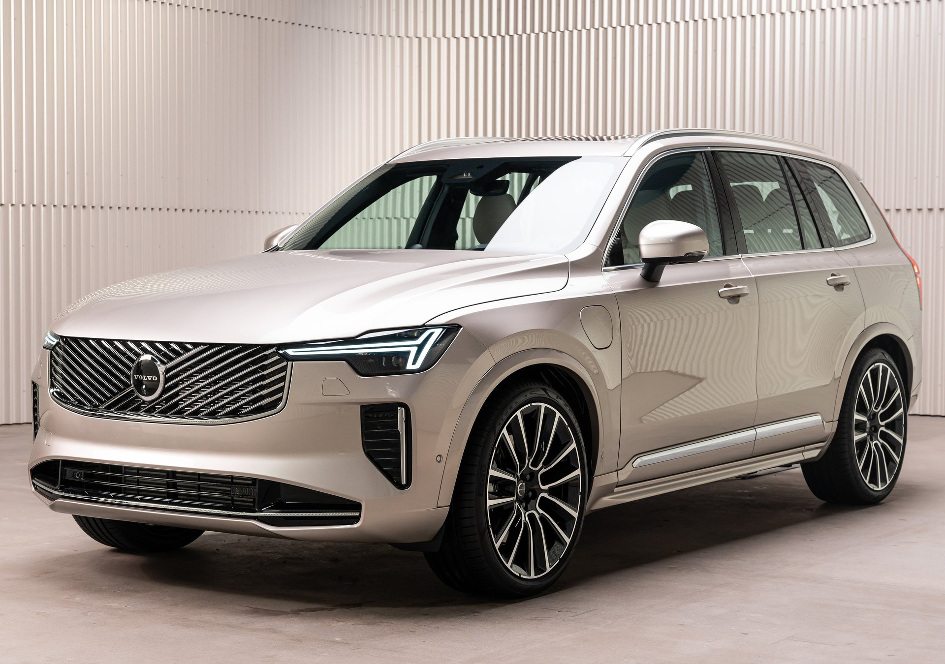 /media/dl4je13e/volvo-xc90-2025-hd-18add5ab1c6c90237ddc5d3c8f01a0e0e3f356e3c.png?width=737&height=545&v=1dd3afe5fb42a90