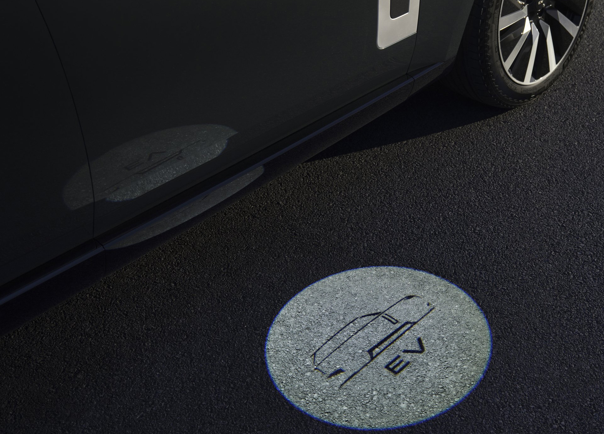/media/dr3bvfxu/land_rover-range_rover_electric-2027-hd-aff2694e1c72e348c350da9d8356d1e1b7a01f7b3.jpg?width=737&height=545&v=1dd478001d0ccb0