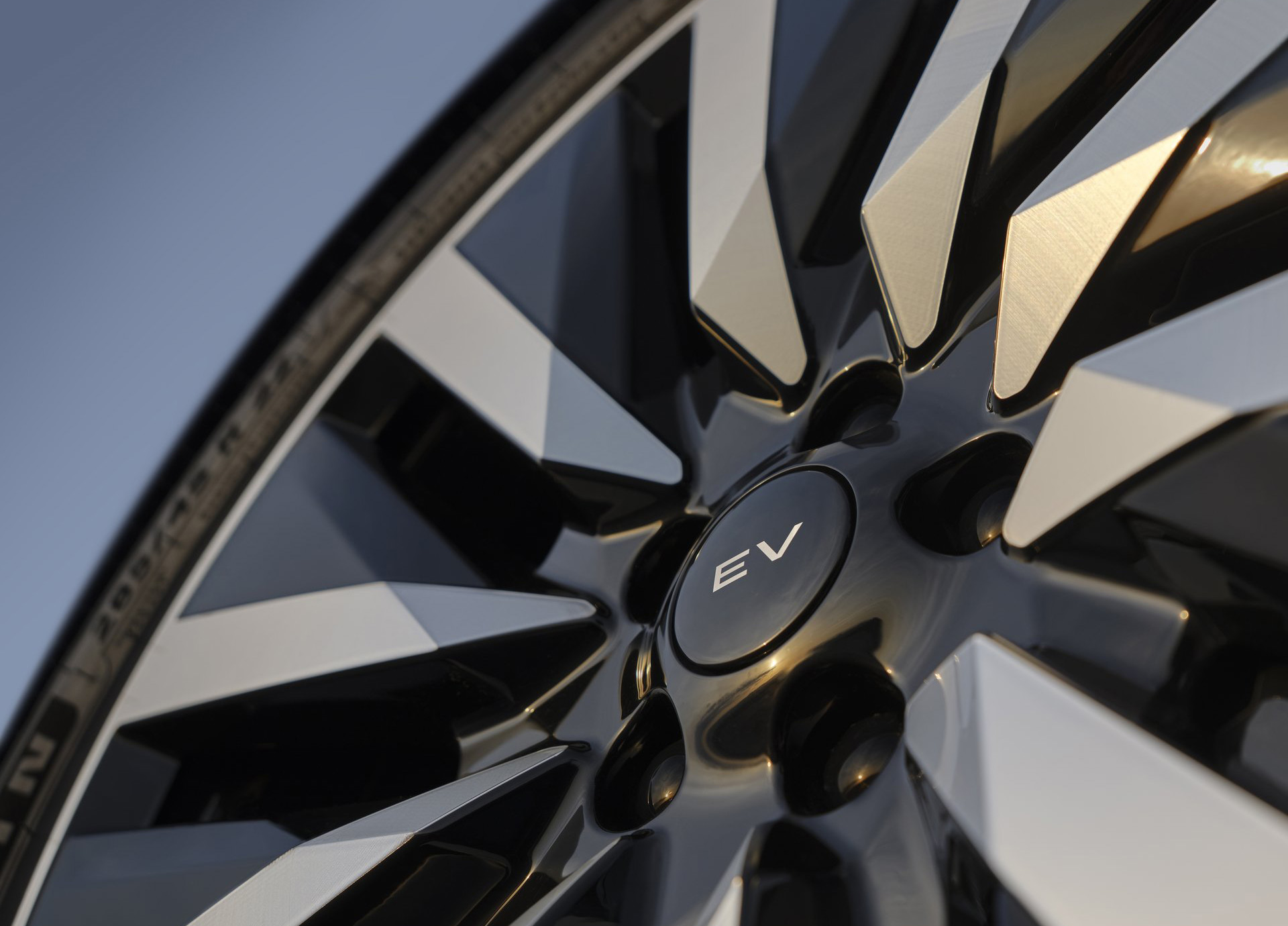 /media/ds2nskm2/land_rover-range_rover_electric-2027-hd-15d9cd4d1c72c91fb4c672c75d03612202bf3b7b3.jpg?width=737&height=545&v=1dd477fd1238e90