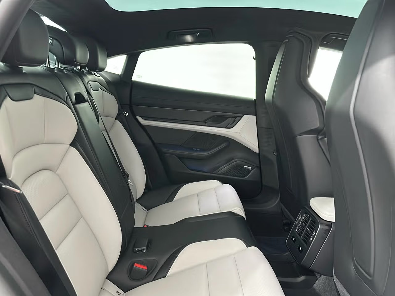 /media/eymfspdy/porsche_taycan_9.jpg?width=737&height=545&v=1dd6327462c5dd0