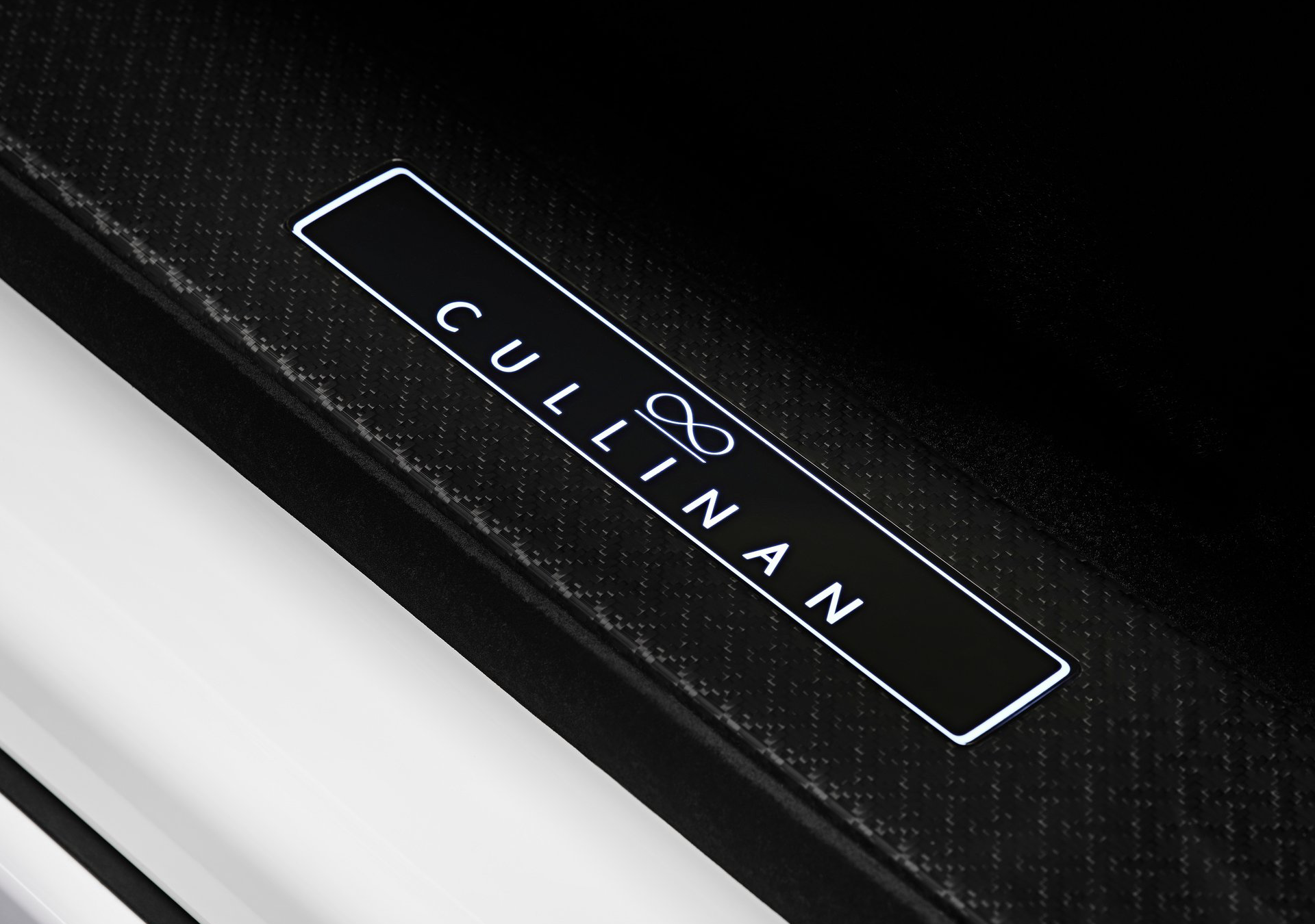 /media/ezohdsko/rolls-royce-cullinan_black_badge_series_ii-2025-hd-538ea9ab1c6c186b691b777a7b19d1295bd3c5dc9.png?width=737&height=545&v=1dd3af924548710