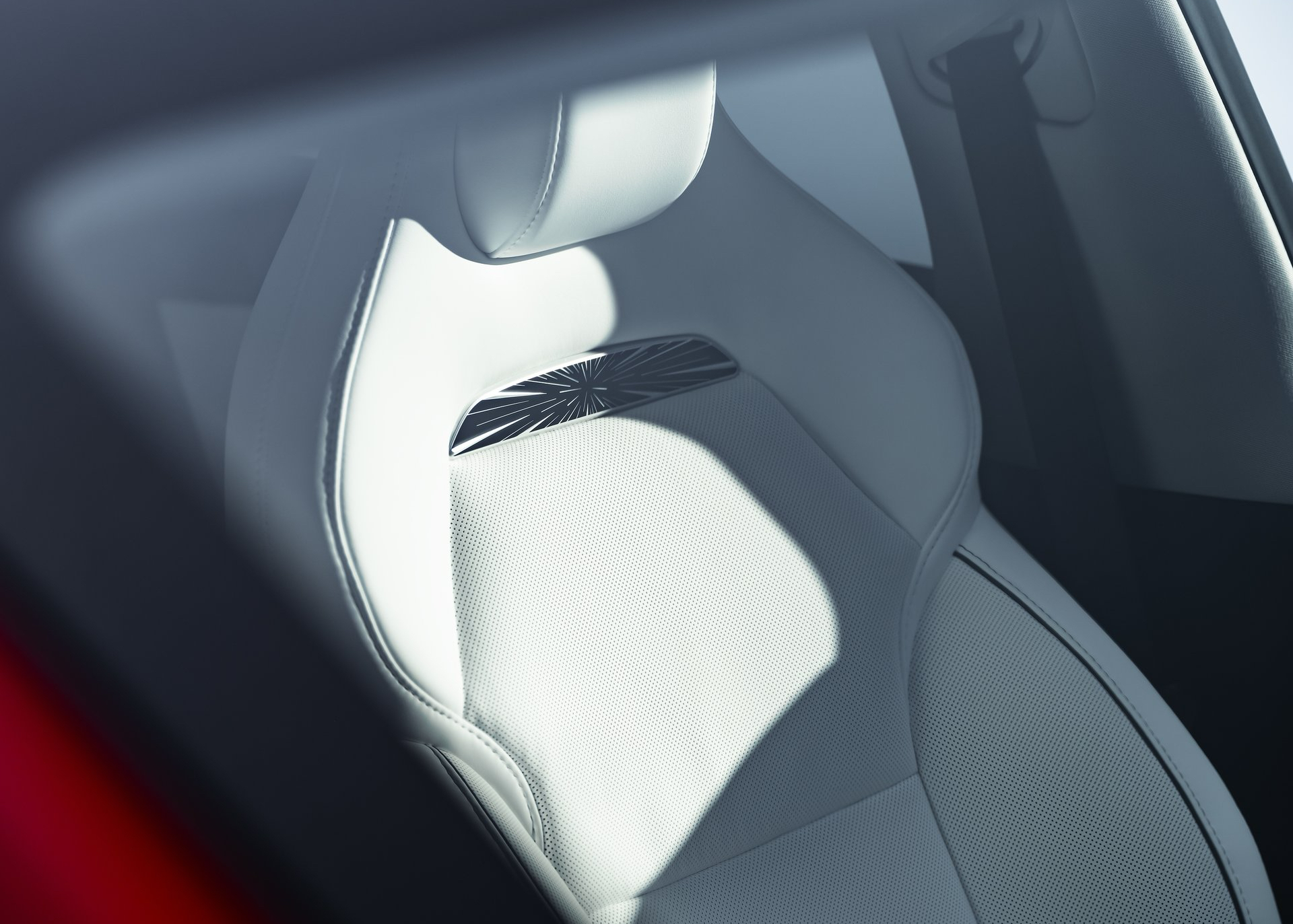 /media/i02mdgd3/teslamodely-int.jpg?width=737&height=545&v=1dd055f9d365ac0