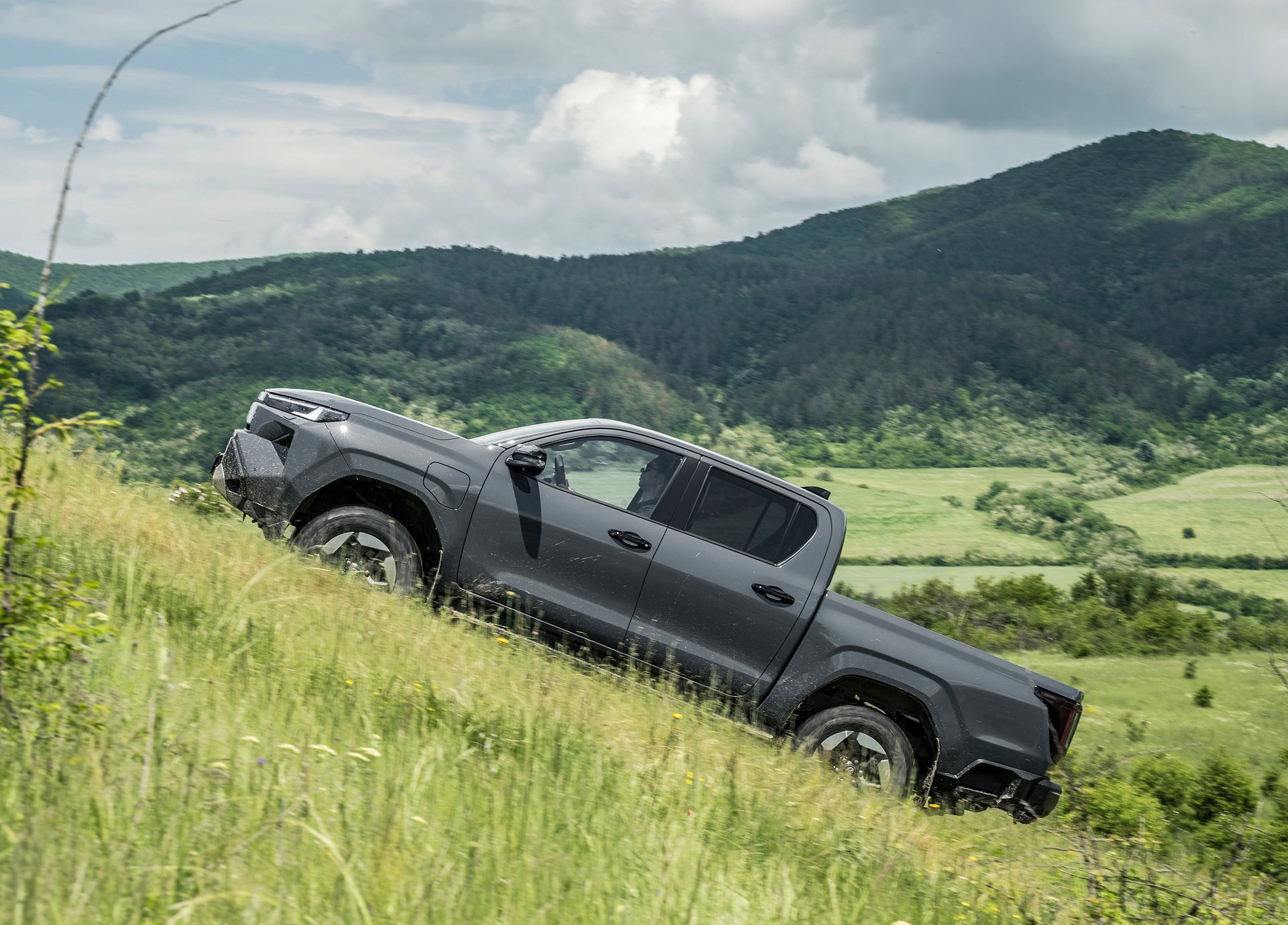 /media/k3jngkov/toyota-hilux_bev-2026-hd-7ed56daf1c739472f1ec606d31f571660139b6fef.jpg?width=737&height=545&v=1dd4adfb2805460