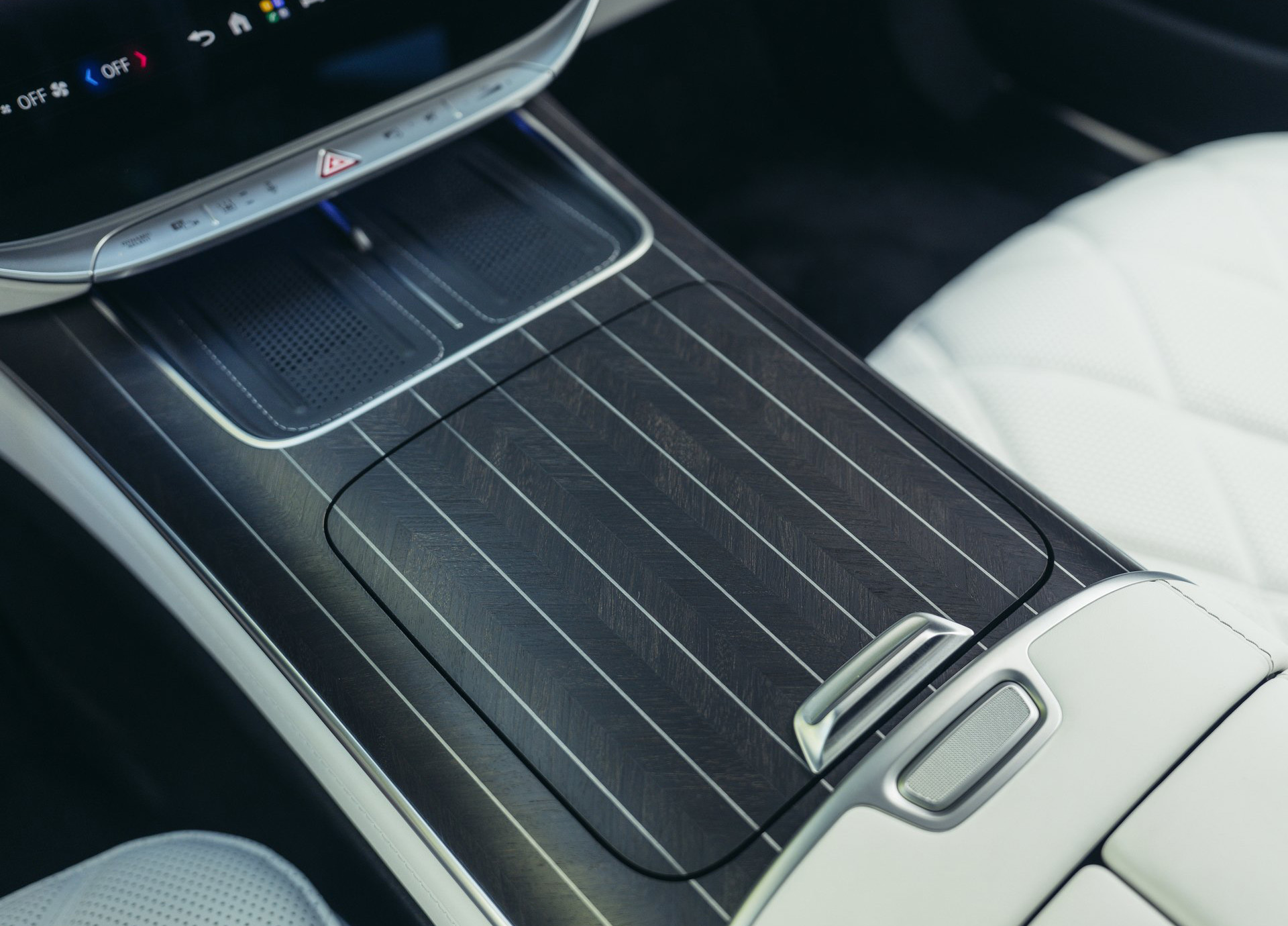 /media/oqrnubsa/mercedes-benz-s-class_maybach-2027-hd-730846b01c72b910754c2b892166f53f5b51597f2.jpg?width=737&height=545&v=1dd478a83845650