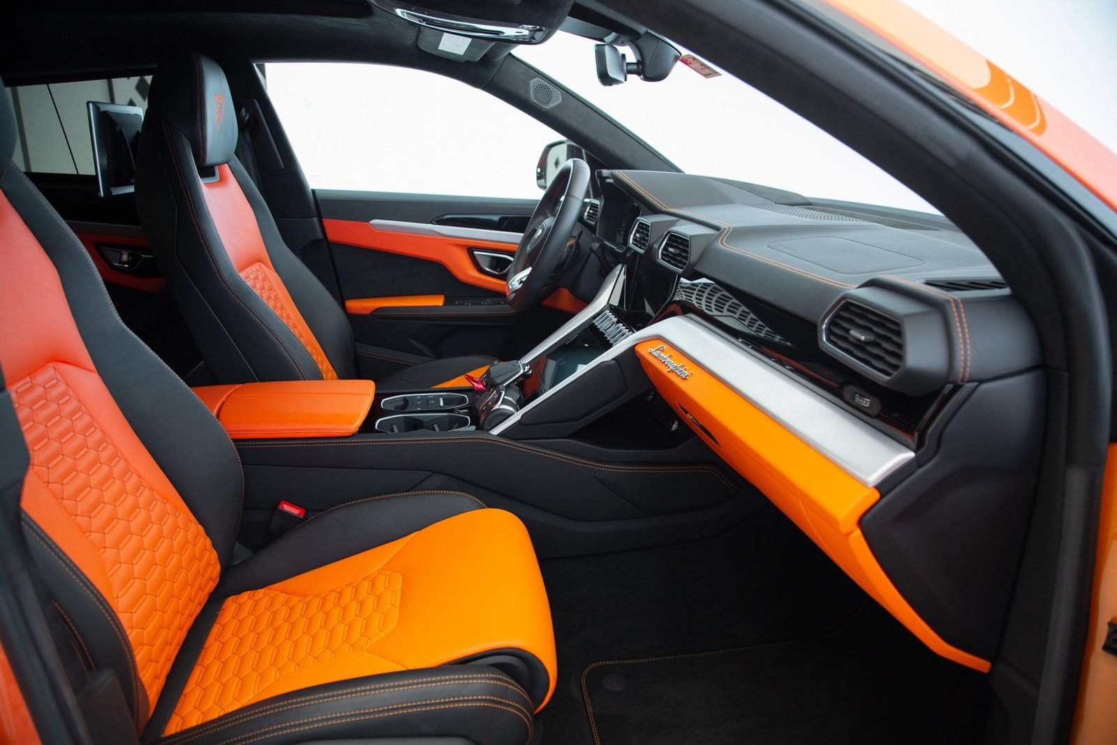 /media/uhijr50o/urus_se_6.jpg?width=737&height=545&v=1dd52a7032a41e0