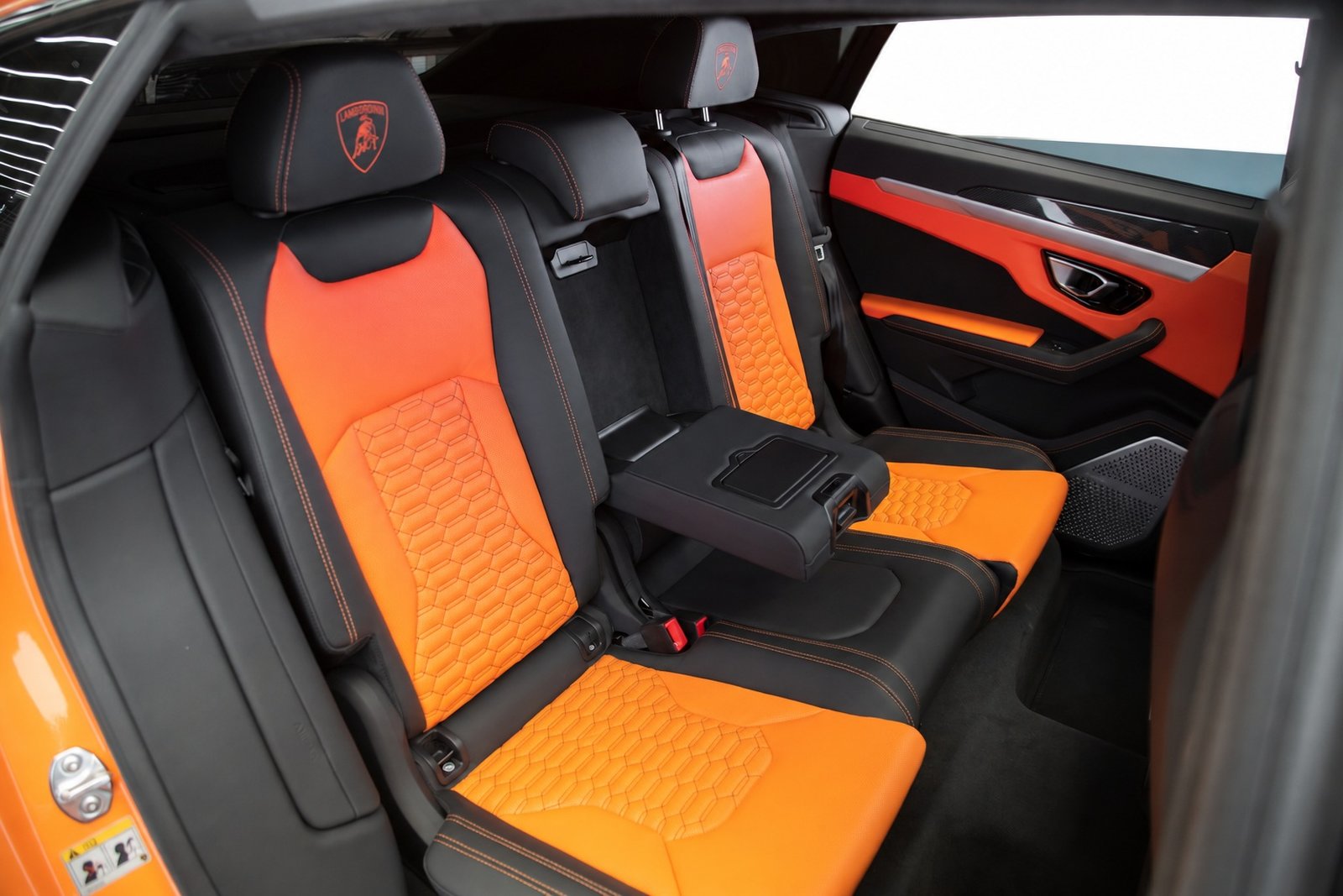 /media/usypl1mc/urus_se_5.jpg?width=737&height=545&v=1dd52a6f8c9b3c0