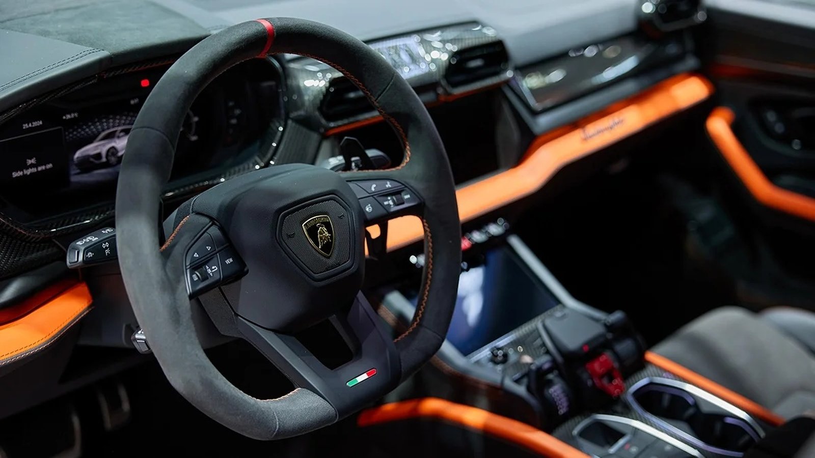 /media/ye3lwy3x/urus_se_3.jpg?width=737&height=545&v=1dd52a6cc848ab0